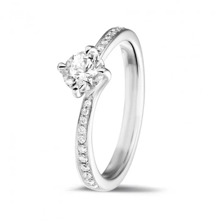 0.50 quilates anillo solitario diamante en platino con diamantes en los lados 