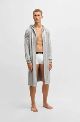 Batín gris con capucha y estampado de logo en las mangas