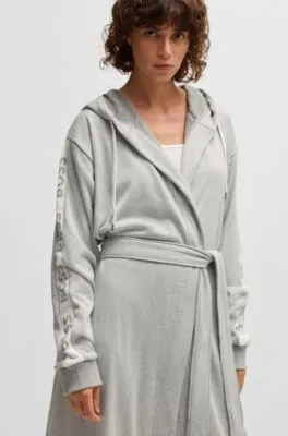 Batín gris con capucha y estampado de logo en las mangas