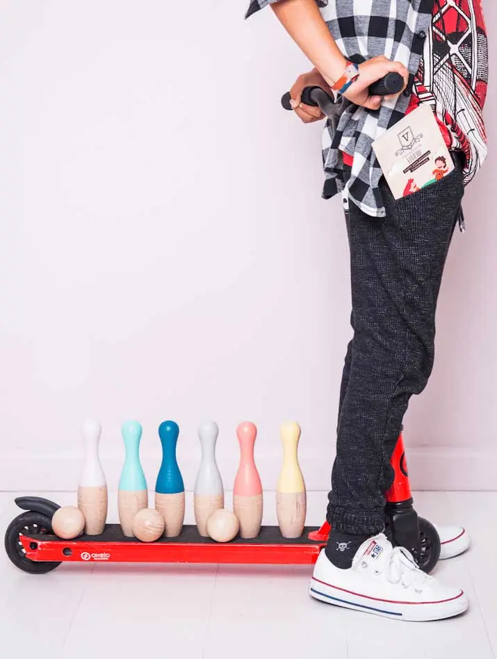 Bolos de madera de colores. Juego de 6 bolos