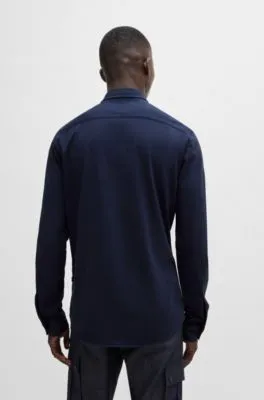 Camisa slim fit de punto de algodón con detalles de la marca bordados