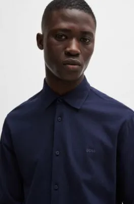 Camisa slim fit de punto de algodón con detalles de la marca bordados