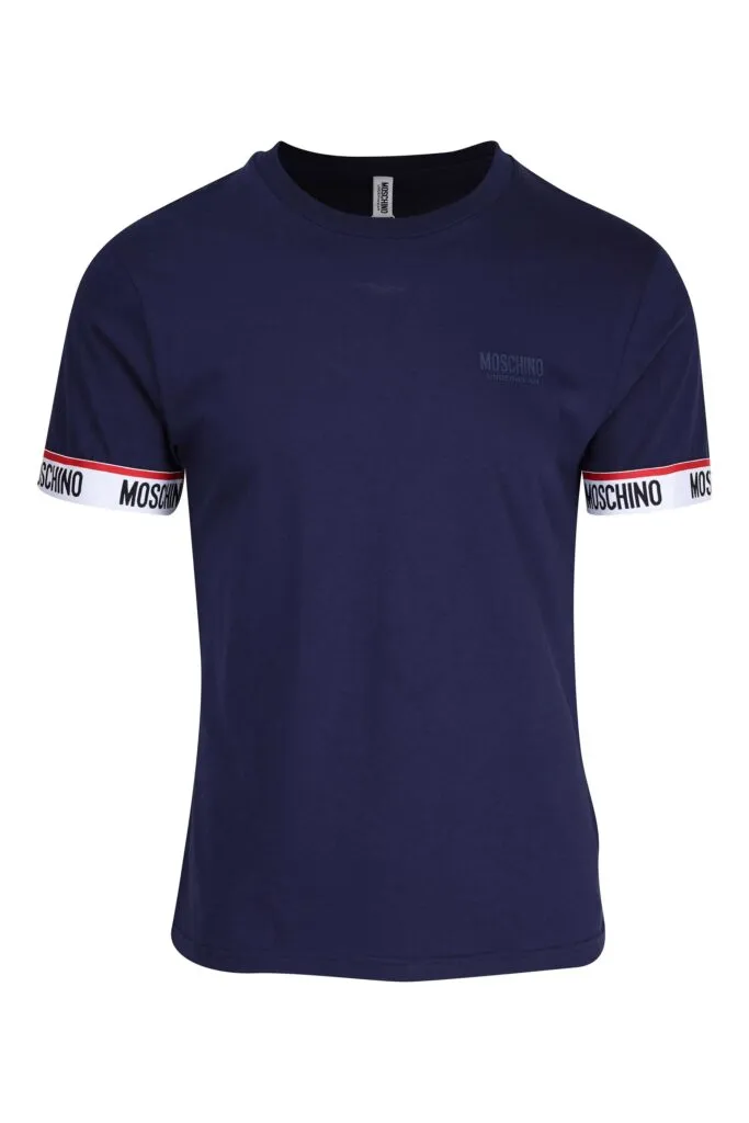 Camiseta azul con logo y línea roja en mangas