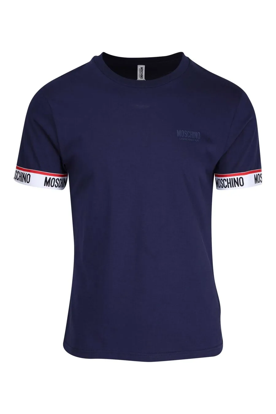 Camiseta azul con logo y línea roja en mangas