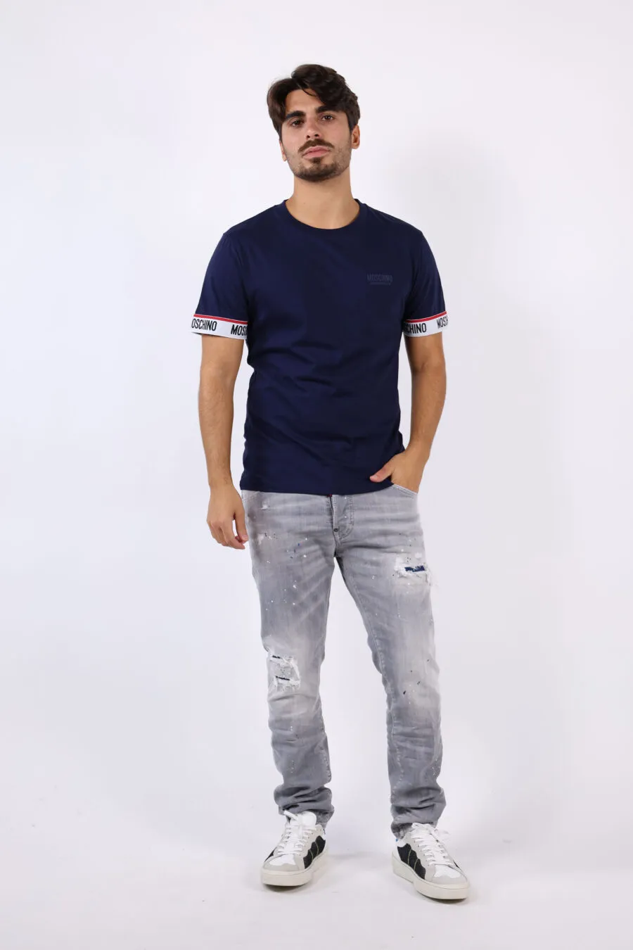 Camiseta azul con logo y línea roja en mangas