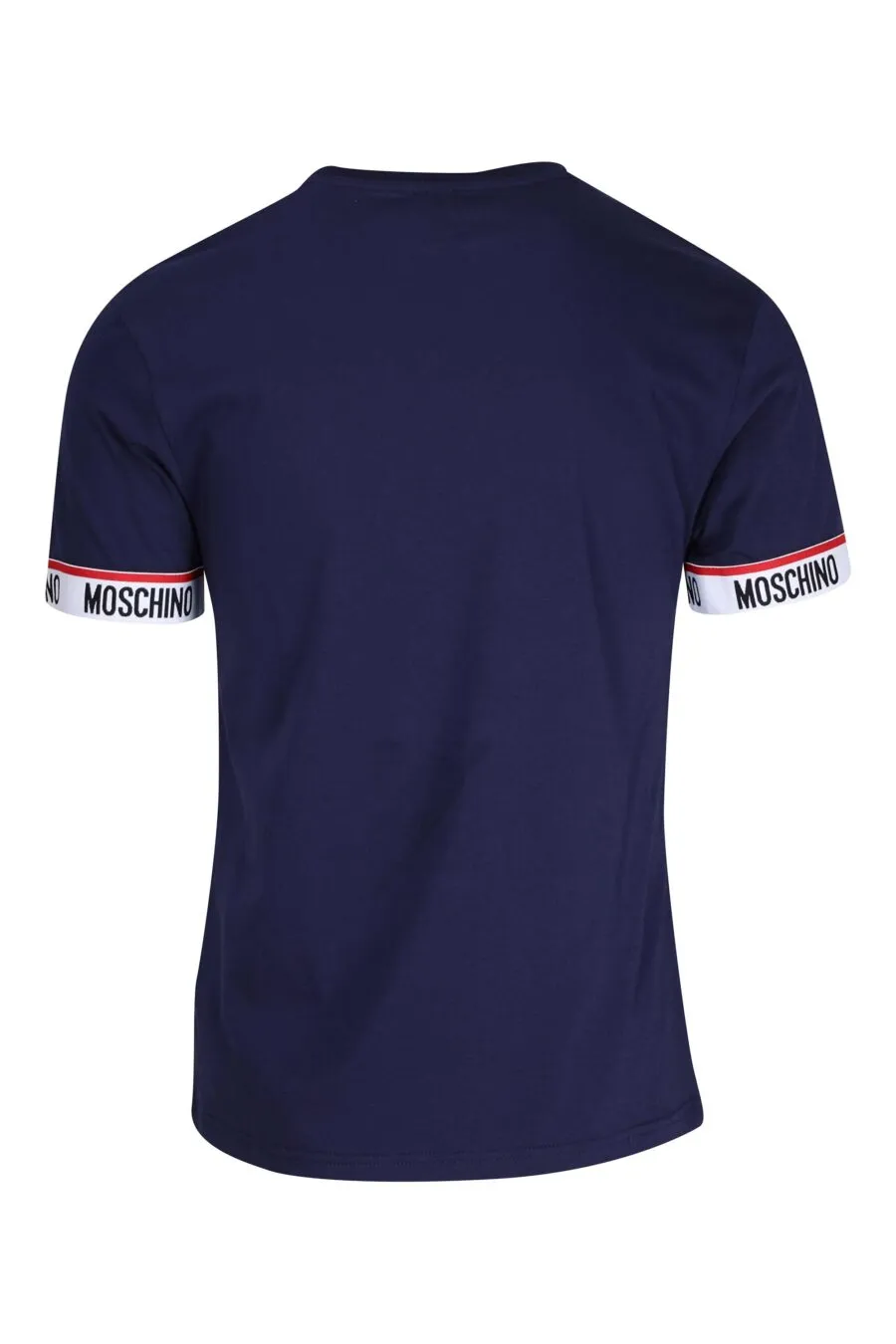 Camiseta azul con logo y línea roja en mangas