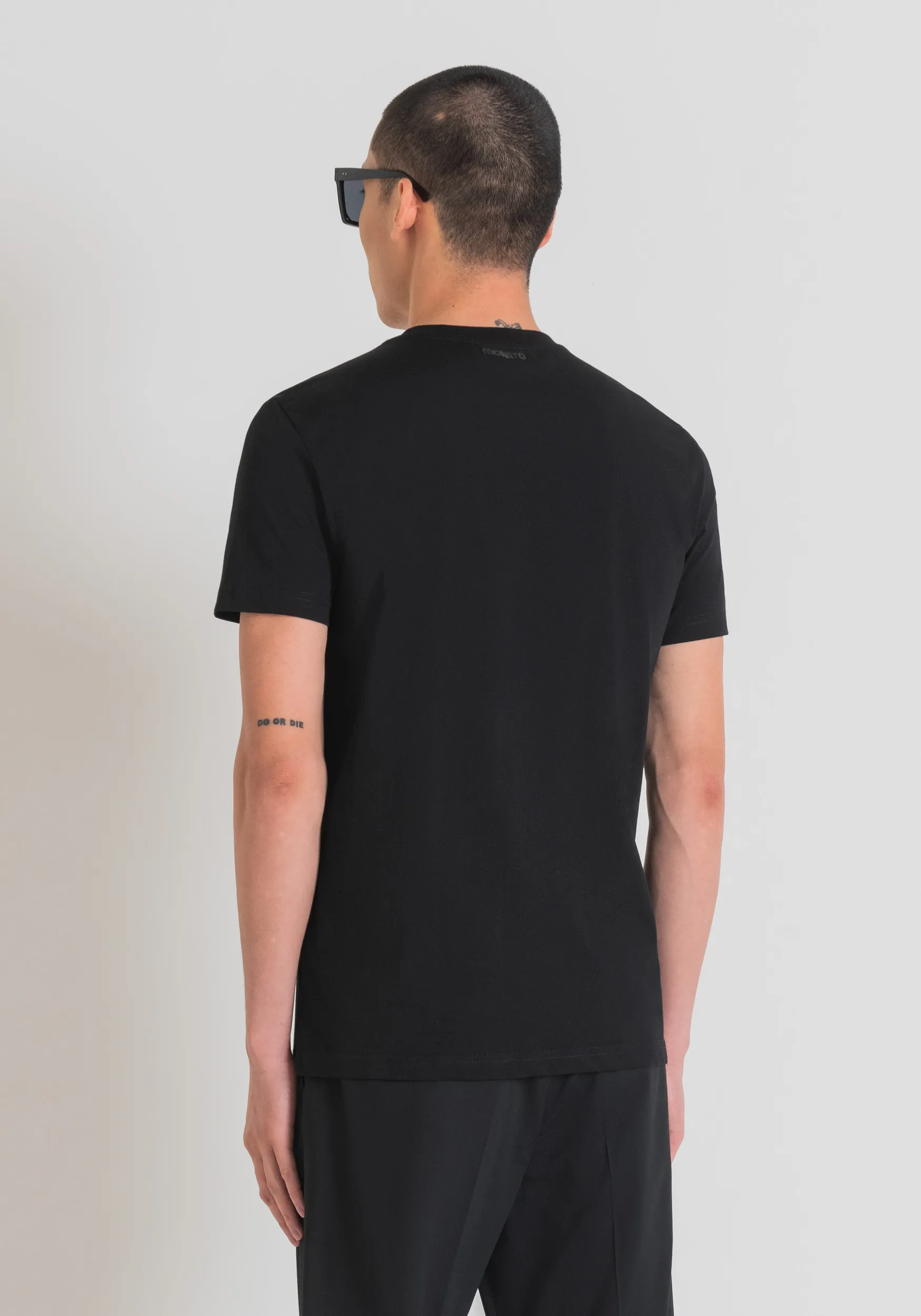 CAMISETA SLIM FIT DE JERSEY DE ALGODÓN CON ESTAMPADO DE GOMA