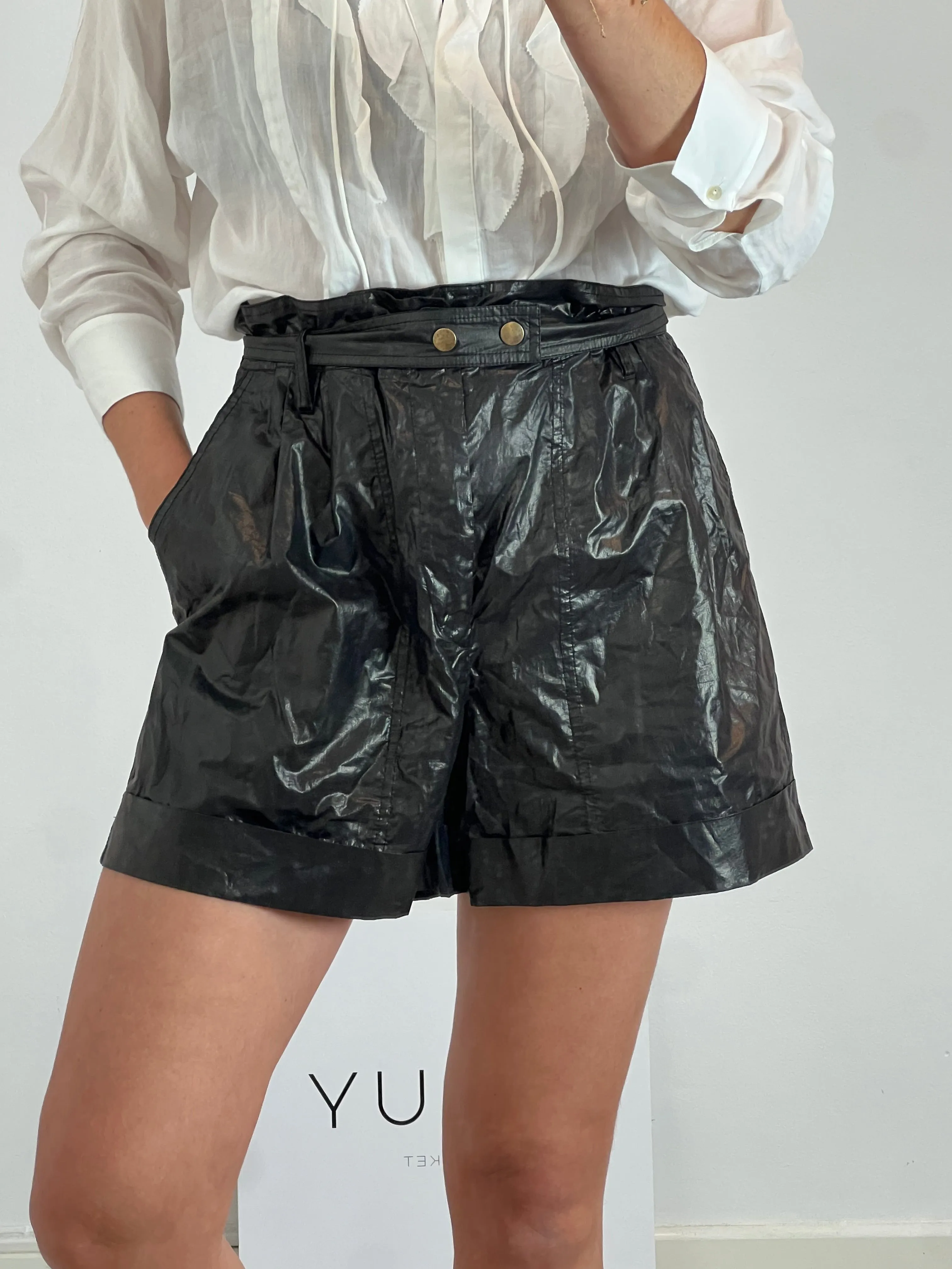 ISABEL MARANT. Pantalón corto negro textura. T 38