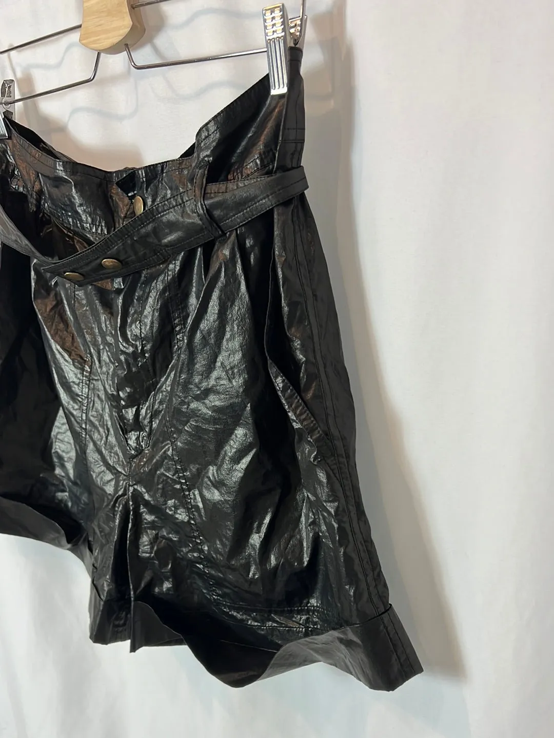 ISABEL MARANT. Pantalón corto negro textura. T 38