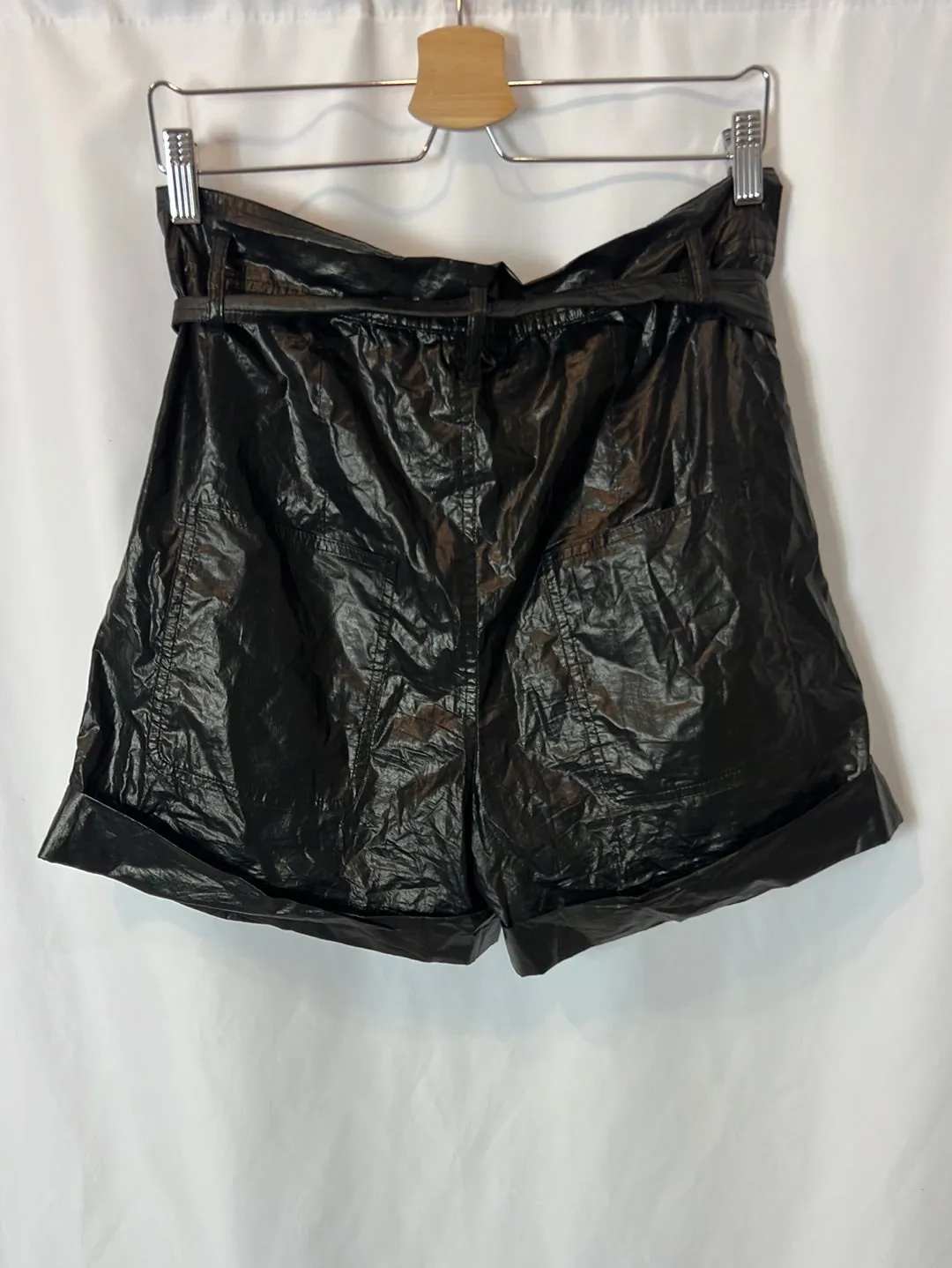 ISABEL MARANT. Pantalón corto negro textura. T 38