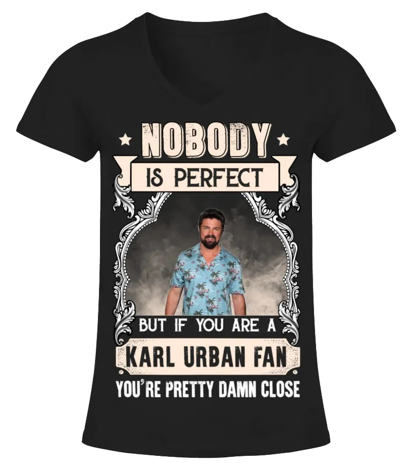 NOBODY IS PERFECT BUT IF YOU ARE A KARL URBAN FAN YOU'RE PRETTY DAMN CLOSE Camiseta cuello pico Mujer