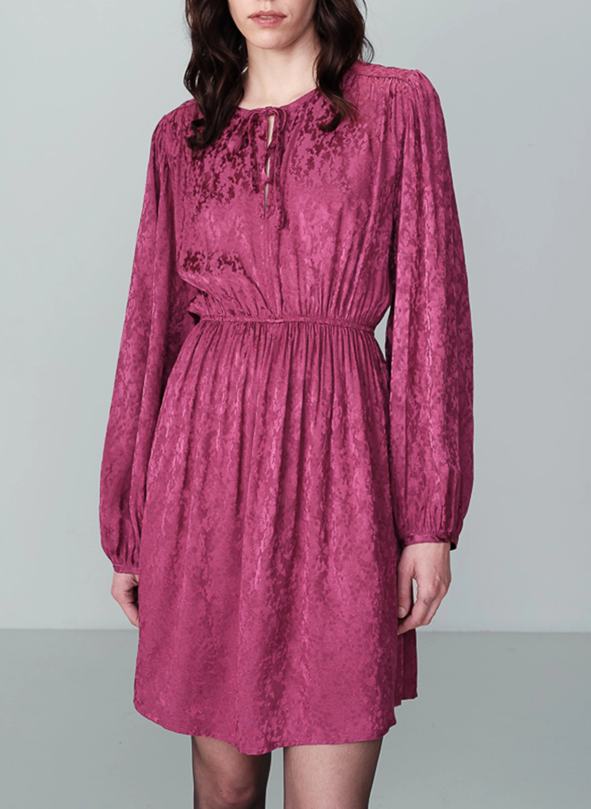 NOCES  VESTIDO CORTO DE JACQUARD ENTALLADO EN ROSA