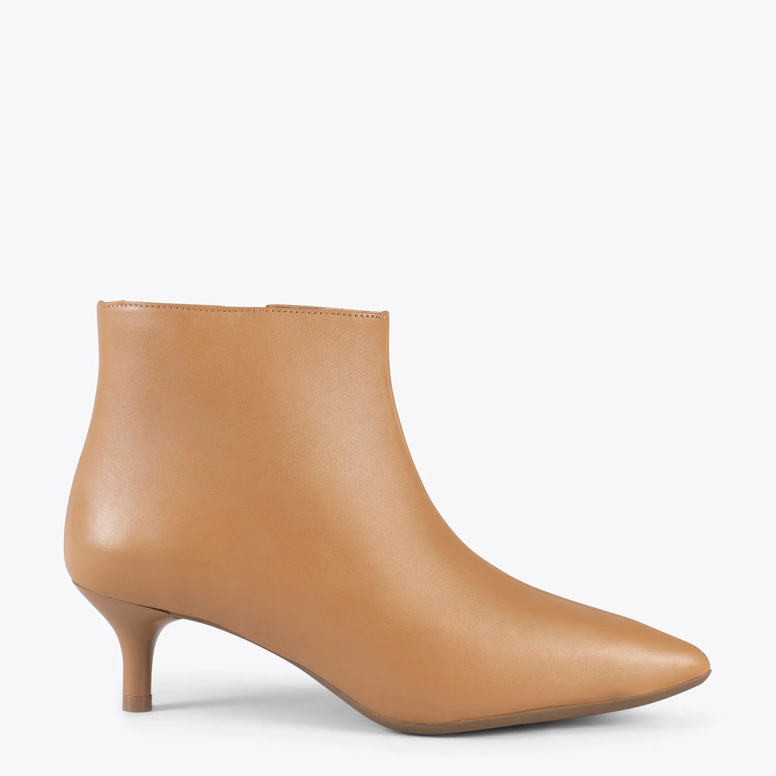 OUTFIT   BOTINES ELEGANTES DE TACóN BAJO DE AGUJA CAMEL NAPA