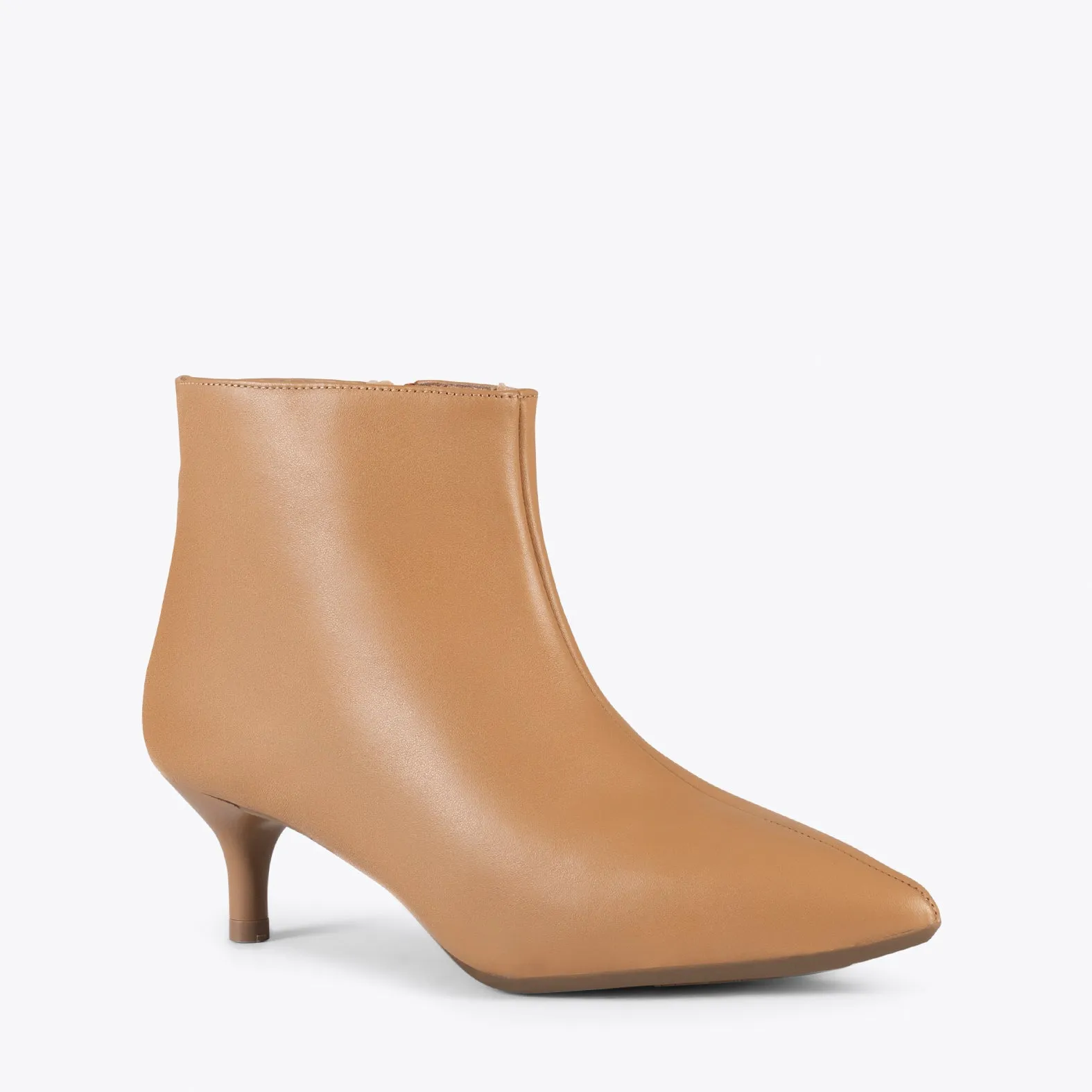OUTFIT   BOTINES ELEGANTES DE TACóN BAJO DE AGUJA CAMEL NAPA