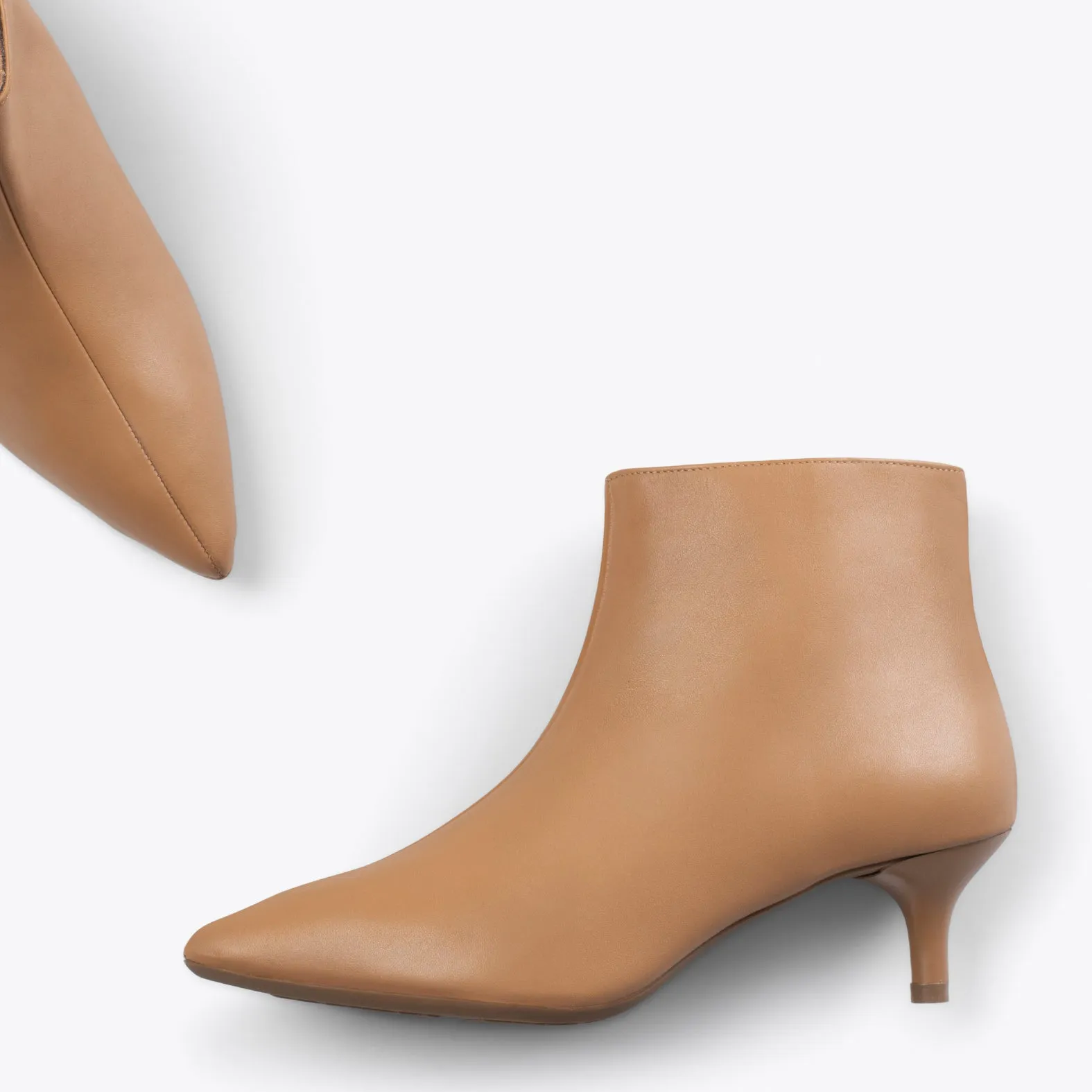 OUTFIT   BOTINES ELEGANTES DE TACóN BAJO DE AGUJA CAMEL NAPA