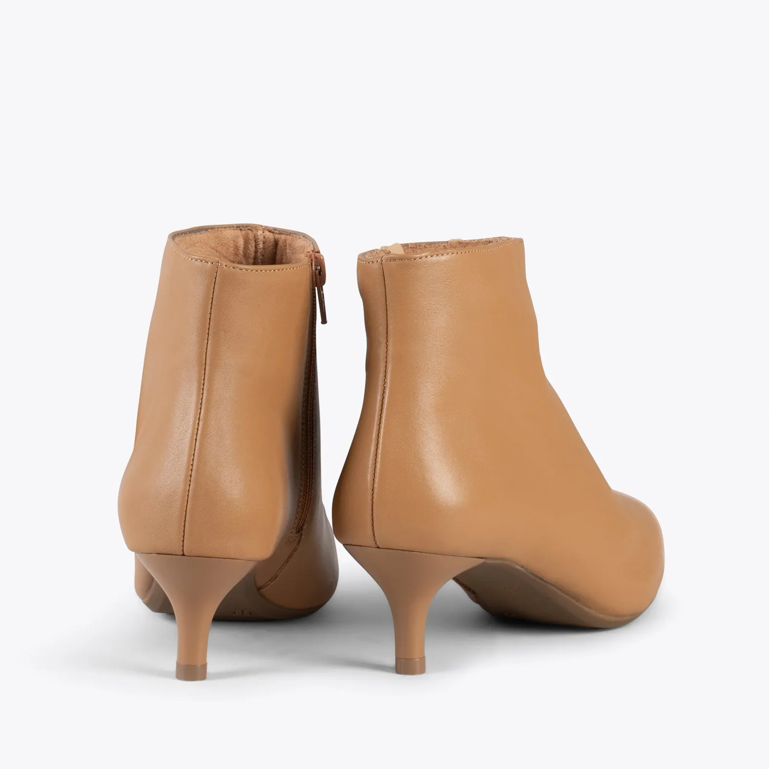 OUTFIT   BOTINES ELEGANTES DE TACóN BAJO DE AGUJA CAMEL NAPA