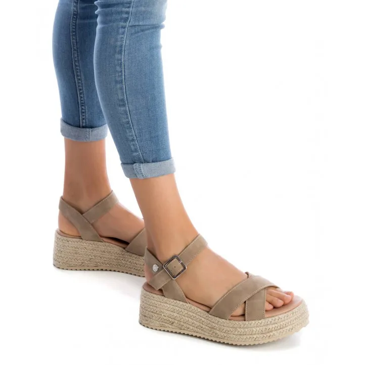 Sandalias cuña Refresh 079296 marrones con suela de ráfia y cierre al tobillo