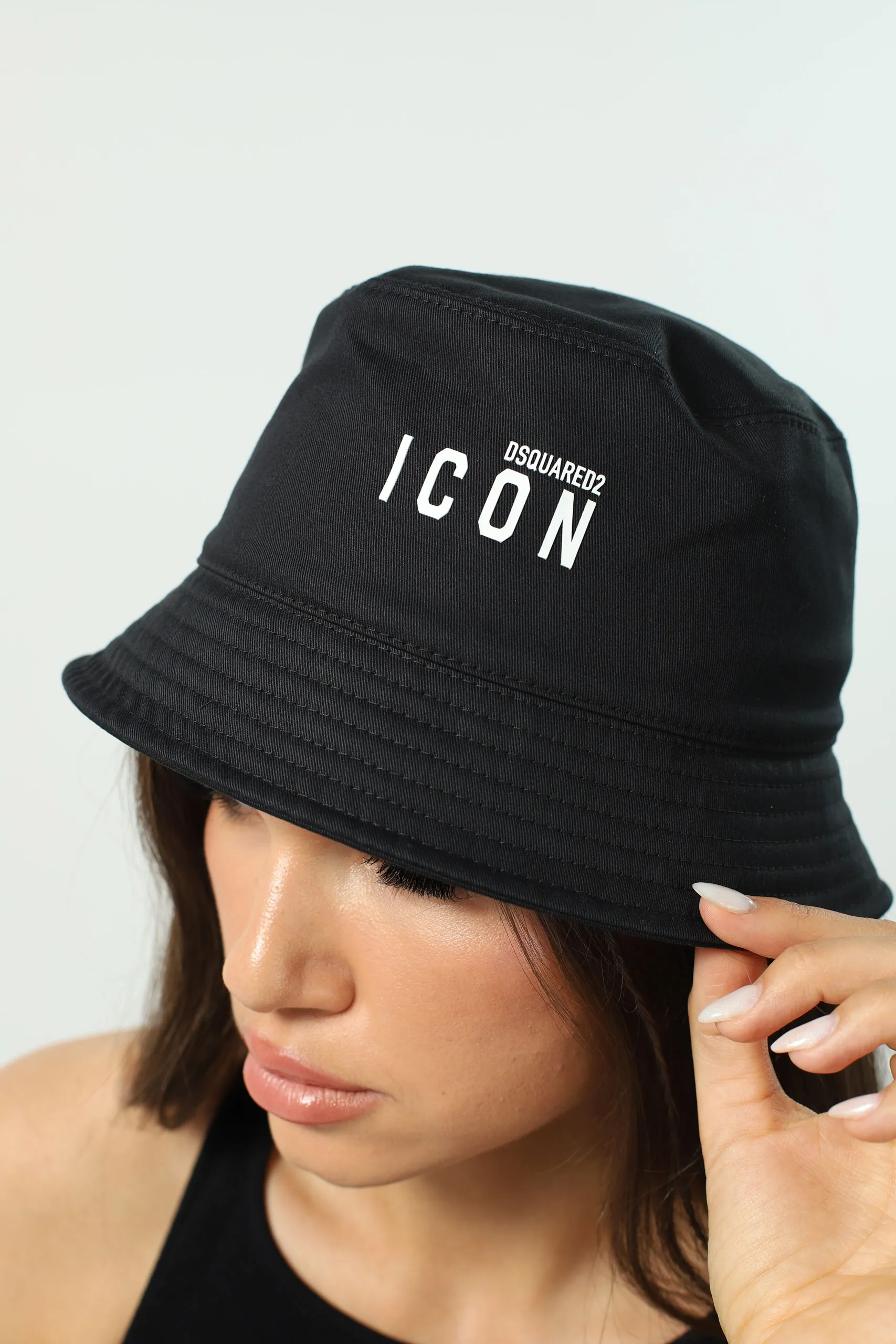 Sombrero de pescador negro con logo 