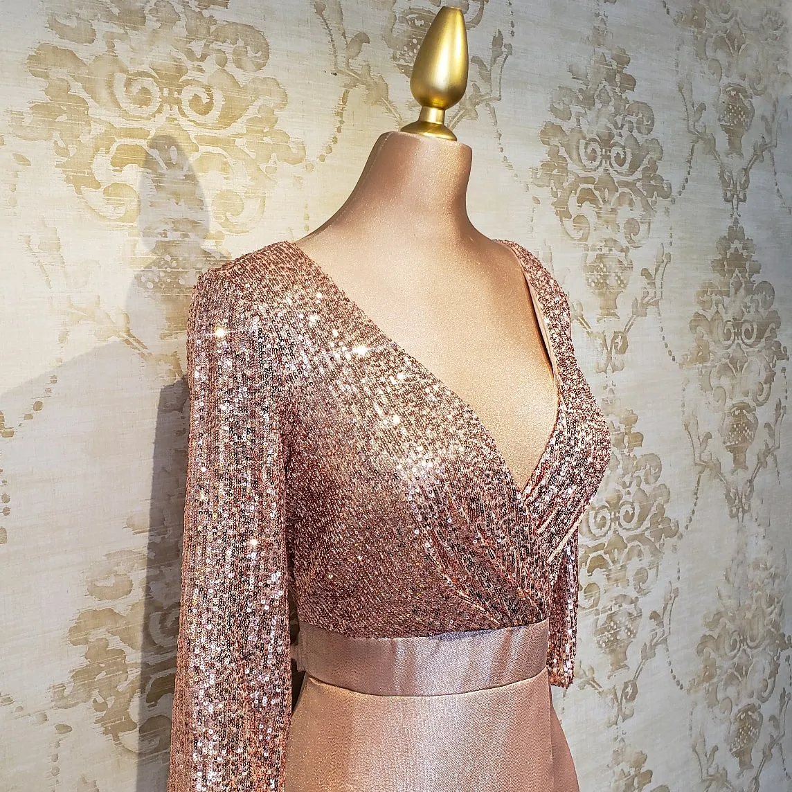 Vestido Rose Gold Largo Brillante Con Manga