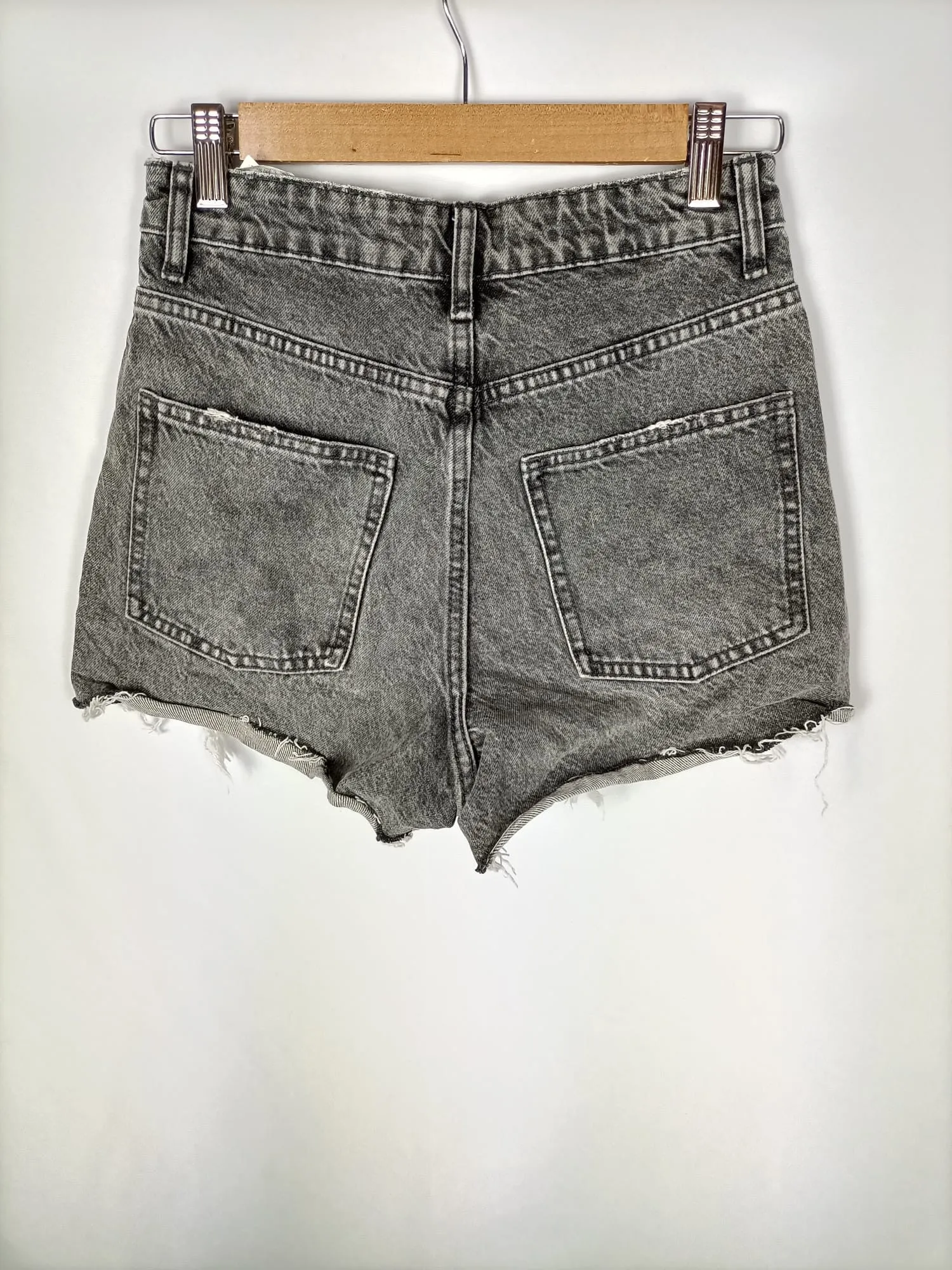 ZARA.Shorts grises rotos T.34